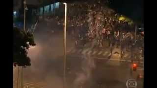 Bombas y tiros frente al Maracaná durante el partido España-Brasil. #changebrasil