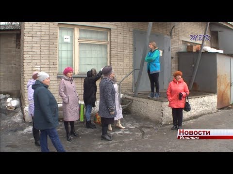 Жители улицы Центральной жалуются на содержание территории магазина, пристроенного к их дому Жители улицы Центральной жалуются на содержание территории магазина, пристроенного к их дому