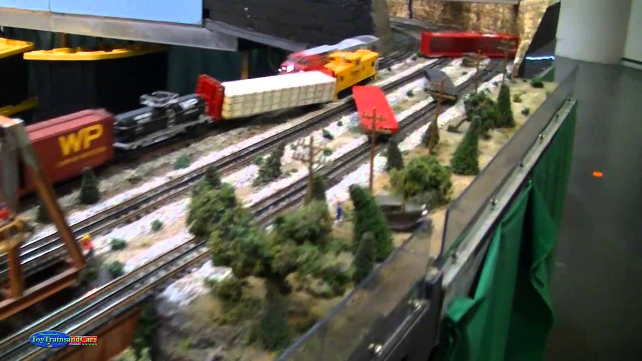 Epic Runaway Santa Fe Model Train Crash At Full Power - YouTube