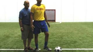 Como jugar fútbol: Recepción del balón con un oponente