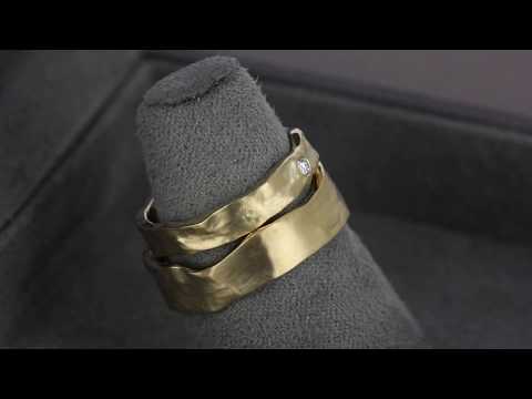 Оригинальное обручальное кольцо из желтого золота с бриллиантом "Бионика"
