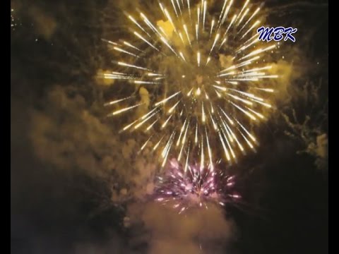 Почти нулевая температура воздуха не испугала бердчан, которые решили вечером 9 мая прийти на площадь Горького Почти нулевая температура воздуха не испугала бердчан, которые решили вечером 9 мая прийти на площадь Горького
