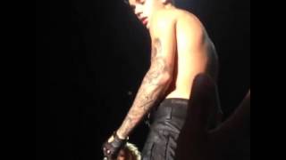 Justin Bieber leva garrafada no Show em São Paulo (02-11-2013)