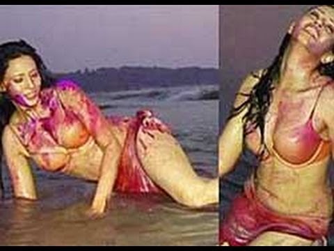 Savita Bhabhi aka Rozlyn Khan goes naughty to celebrate Holi