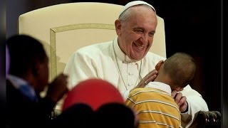 Gesto de Amor: Niño abrazó a papa Francisco durante discurso