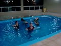 jubiléia caindo na piscina!