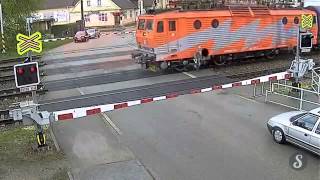 Un vieil homme traverse quand le train passe