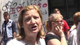 Ercolano (NA) - Si da' fuoco e si lancia dal balcone del Municipio morto fioraio - live - (10.06.13)