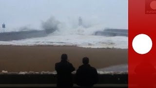 Portugal : une vague géante fait courir les curieux à Porto