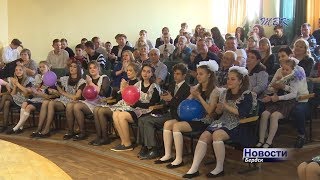 Белые фартуки, слёзы и бантики! В Бердске для всех выпускников прозвенел последний звонок