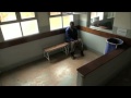 Une femme dans une salle d'attente