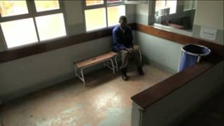 Une femme dans une salle d'attente