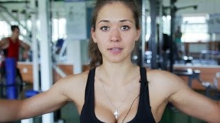 Рельефные плечи = спортивная девушка. Арина Варская.