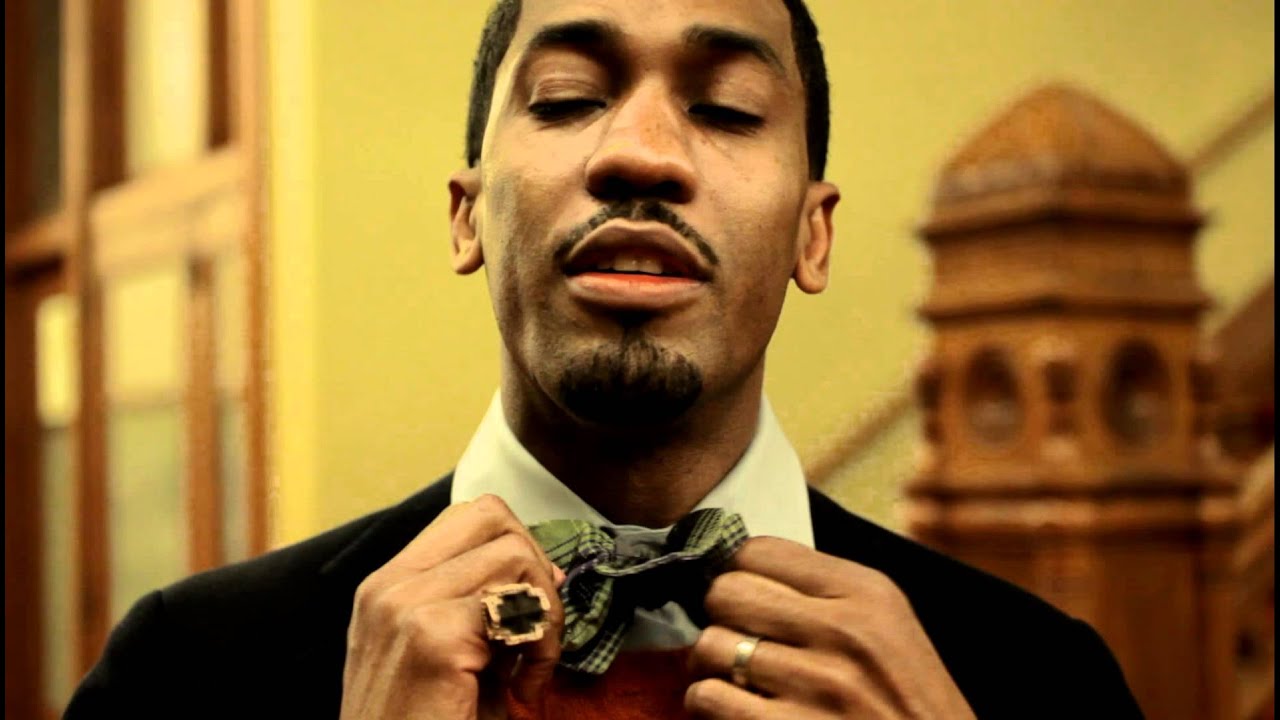 FONZWORTH BENTLEY: THE BAT-WING TIE TUTORIAL - YouTube