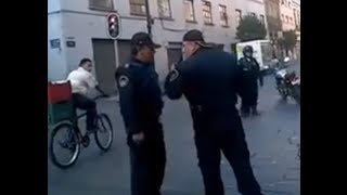 Dos policías se retan a madrazos en plena calle - (Fuera Enrique Peña Nieto)