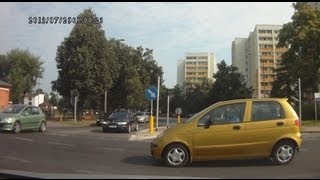 Prawie wypadek na czerwonym. Old man nearly causing an accident at the traffic lights