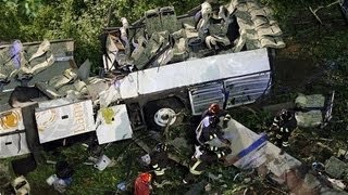 39 morti in Italia allenatore incidente - 28 luglio 2013 | Italy coach crash Video