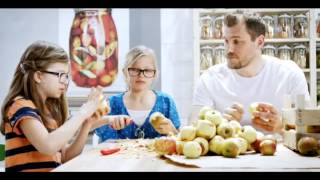 IKEA Living with children: Peeling apples