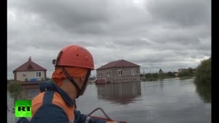 Сотрудники МЧС эвакуируют жителей затопленных районов на Дальнем Востоке