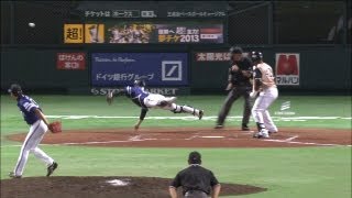 巽、大暴投！山崎が懸命に飛びつくも... 2013.09.15 H-F