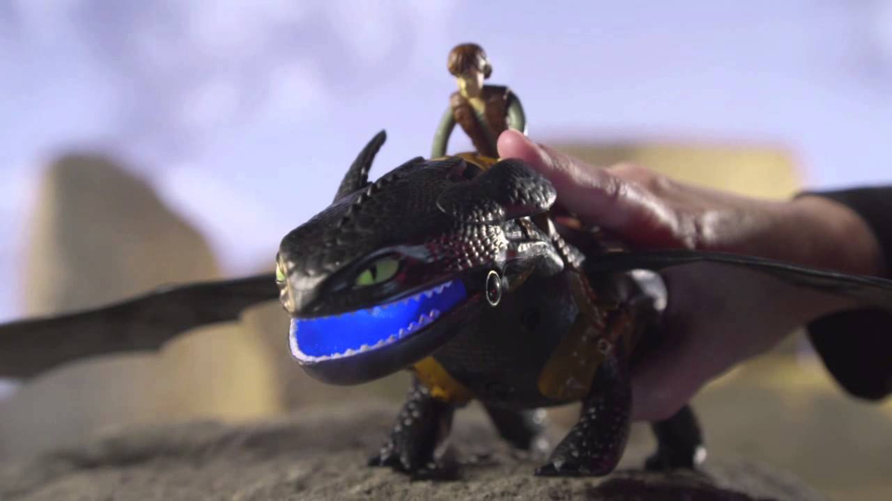 DreamWorks Dragons Giant Fire Breathing Toothless - YouTube