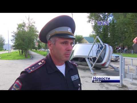 В Бердске автомобиль Субару снес пешеходное ограждение В Бердске автомобиль Субару снес пешеходное ограждение