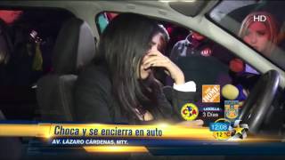 Choca y se encierra en auto