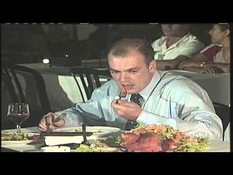 Garçom: O Frango está vivo ! Garçom: O Frango está vivo !