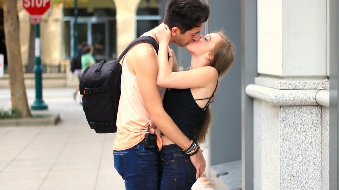 Славянский парень обнял поцеловал и трахнул студентку в жопу