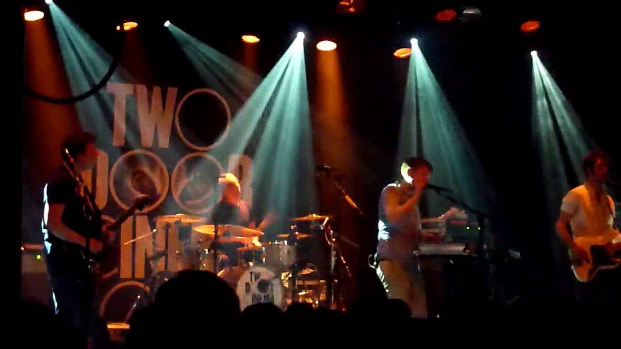 Two door cinema club - Costume party (Live @ Amsterdam 02-06-2010 ...