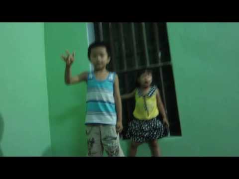 ca vang boi trong be nuoc