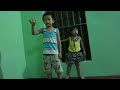 ca vang boi trong be nuoc