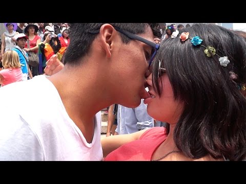 Besando Chicas Hermosas Con Truco De Magia- Marcha Gay 2015