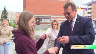 Ключи от квартир торжественно вручили шести детям-сиротам из Искитимского района