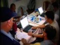 Personas trabajando en la computadora.