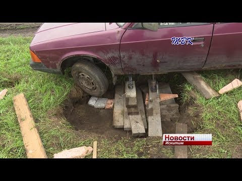 В Лебедевке машина провалилась в яму