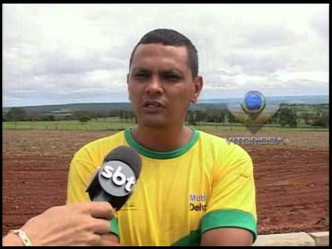 População reclama de desvio em frente a um posto na BR-050, em Araguari