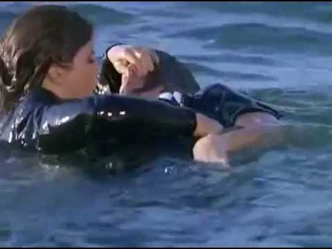 BAYWATCH S06E15 - Caroline saves Motorcylist after he bikes off cliff (CPR/UNCONSCIOUS)