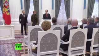 Владимир Путин, Валентина Матвиенко и Сергей Нарышкин подписывают документ по Крыму