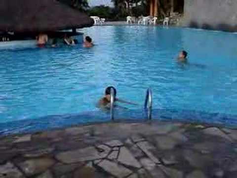 turma da Ketelly nadando na piscina - YouTube