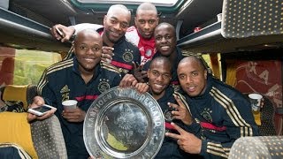 Ajax viert feest in de bus