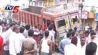 Sand lorry creates havoc in Amberpet Sand lorry creates havoc in Amberpet