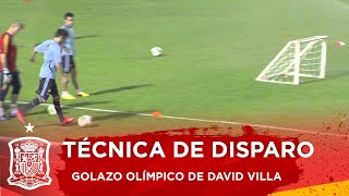 David Villa demuestra su técnica de disparo con un golazo olímpico en una portería de un metro