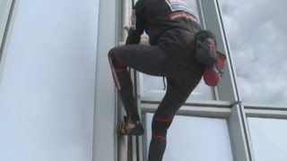 الرجل العنكبوت يتسلق ناطحة سحاب فى فرنسا 