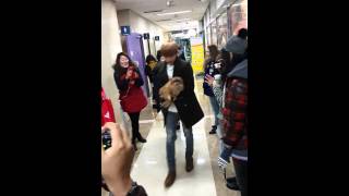 131127 Hyuk arriving at TLJ with choco!!