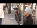 Un jeune dans la rue