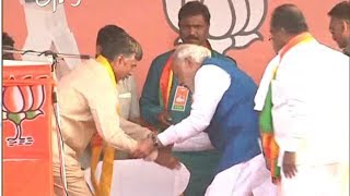 Narendra Modi Invites Chandra Babu To Sit Beside Him In Mahabubnagar Meet