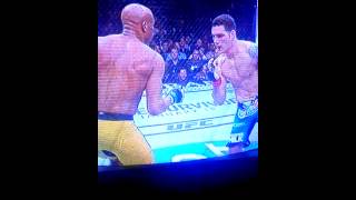 Anderson Silva fratura sua perna esquerda..