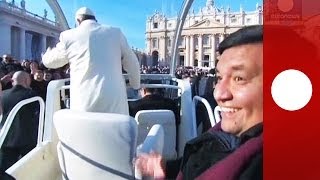 Video: Papa Francesco invita un amico a fare un giro sulla Papamobile