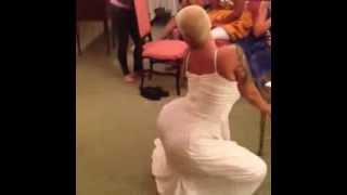 Sensual : Amber Rose Twerking In Her Wedding Dress